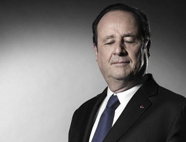 Γαλλία: Άκρως αμήχανη φωτογράφηση για τον Φρ. Ολάντ στο Ελιζέ λίγο πριν παραδώσει την Προεδρία στον Εμμ. Μακρόν (φωτό)
